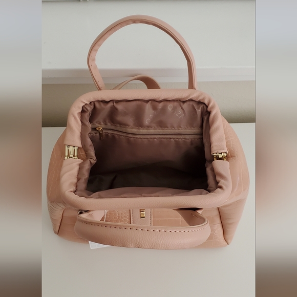 Elegant Tan Crocodile-Embossed Handbag - Picture 6 of 6